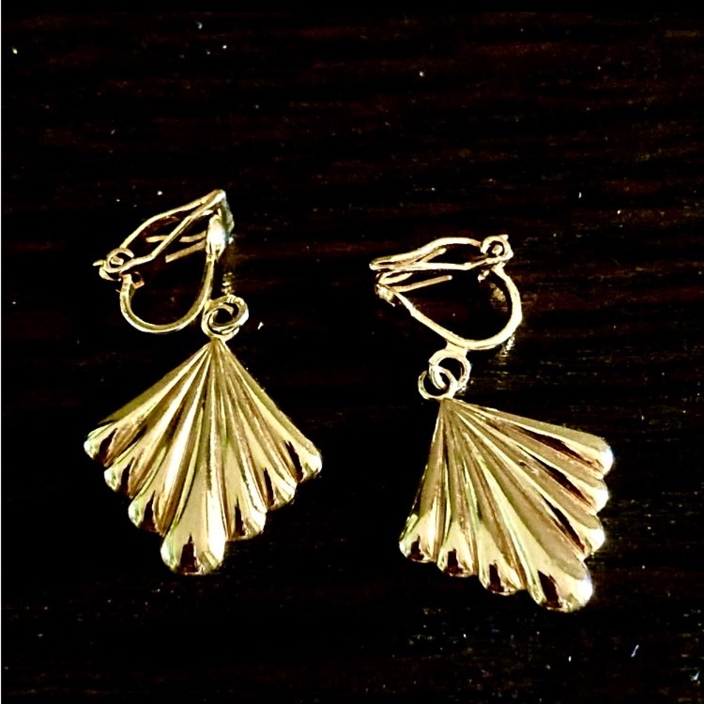 Earrings. Vintage. Gold tone.